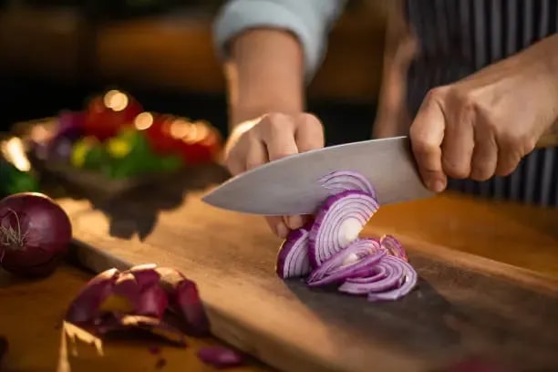 image of someone cutting onions
